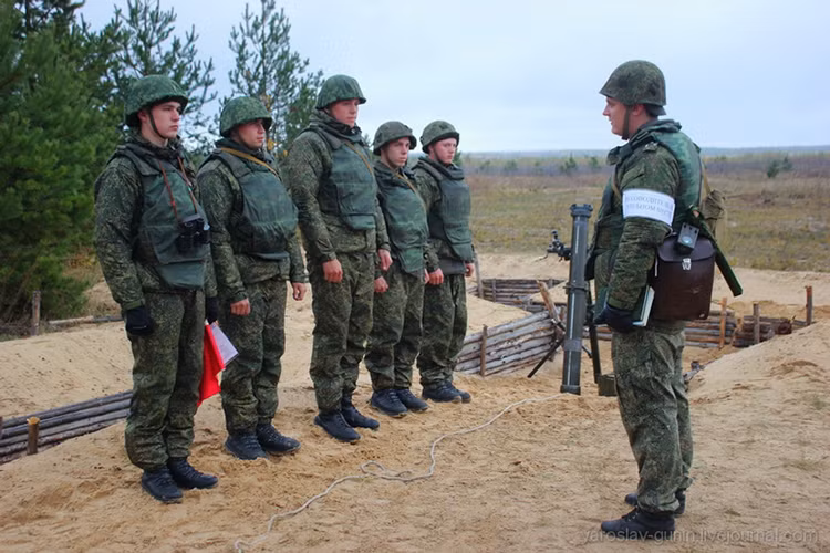 Khẩu đội cối 2S12 gồm 5 binh sĩ gồm 4 pháo thủ và 1 chỉ huy.