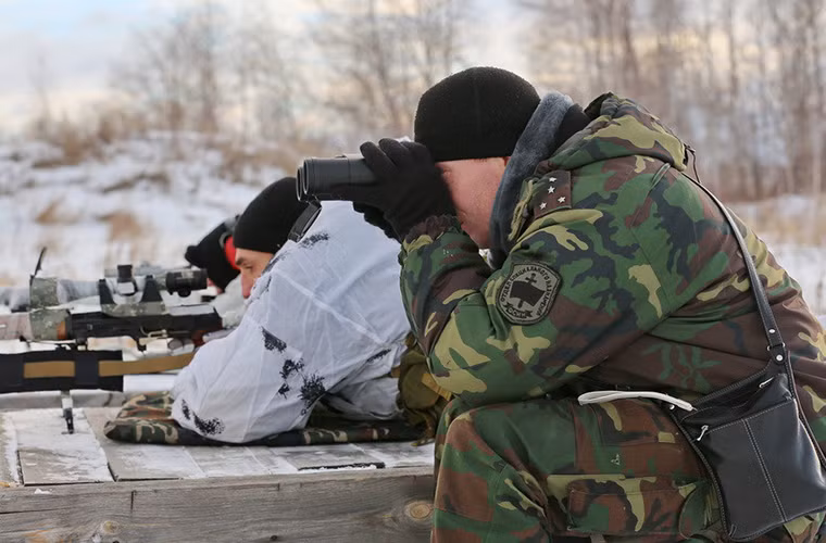 Trong đợt huấn luyện lần này, các tay súng bắn tỉa thuộc Bộ Nội vụ Nga sẽ được sẽ trải qua kỳ huấn luyện trong môi trường tác chiến thực tế ở vùng núi xa xôi thuộc dãy Ural và để có thể trụ lại qua mỗi đợt sát hạch là điều không hề dễ dàng.