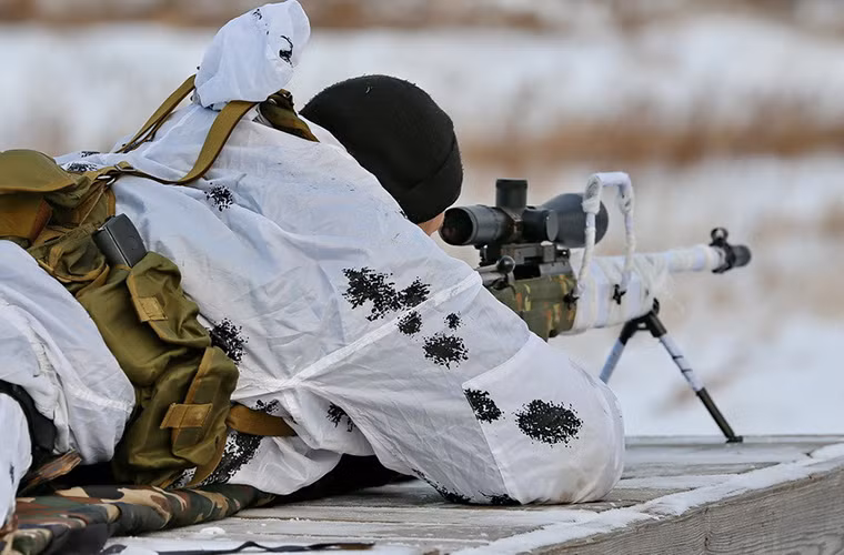 Trong ảnh là một lính bắn tỉa Nga với khẩu súng trường bắn tỉa SV-89 sử dụng cỡ đạn 7.62mm với sơ tốc đầu đạn từ 820-860m/s.