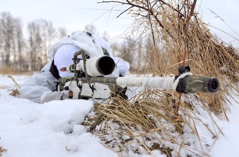 Ngoài kỹ năng bắn súng, một lính bắn tỉa còn phải học khả năng ngụy trang và ẩn nấp trong mọi môi trường tác chiến. Không chỉ riêng với thân thể của họ và còn cả vũ khí mang theo.