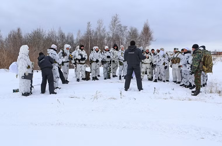 Trong ảnh là các tay súng bắn tỉa của Bộ Nội vụ Nga với trang phục ngụy trang mùa đông đặc trưng.