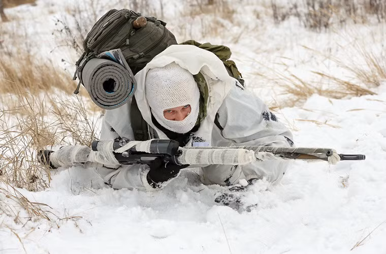 Một lính bắn tỉa Nga với súng trường bắn tỉa FR-F2 do Pháp chế tạo sử dụng đạn cỡ 7.62x51mm theo chuẩn NATO với sơ tốc đầu đạn 820 m/s.