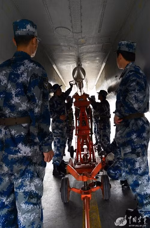 Mất khá nhiều thời gian để có thể vũ trang toàn bộ cho một chiếc Su-30MKK, tuy nhiên đây chỉ là trong tập trận.