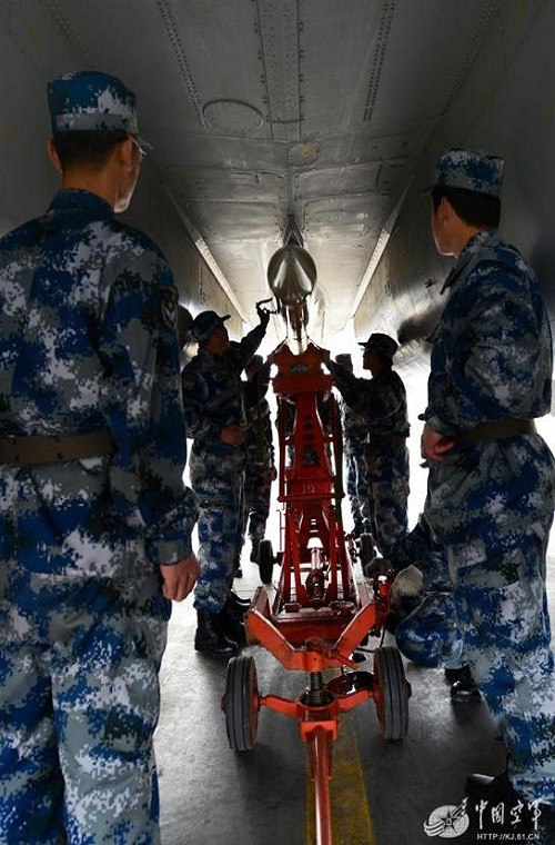 Mất khá nhiều thời gian để có thể vũ trang toàn bộ cho một chiếc Su-30MKK, tuy nhiên đây chỉ là trong tập trận.