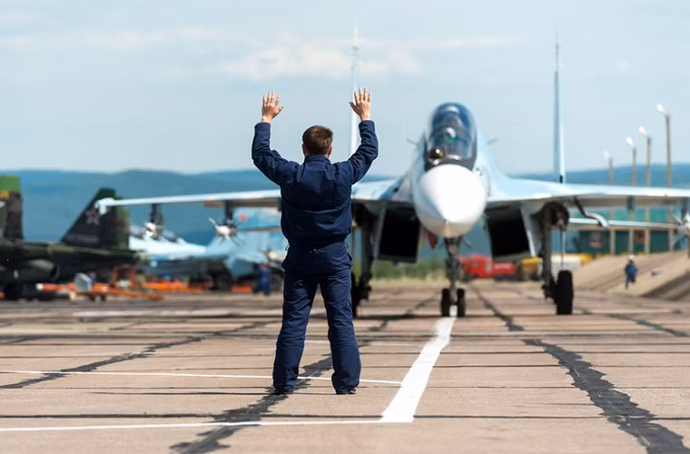 Nhân viên hỗ trợ mặt đất ra hiệu cho một chiếc Su-30SM chuẩn bị cất cánh.