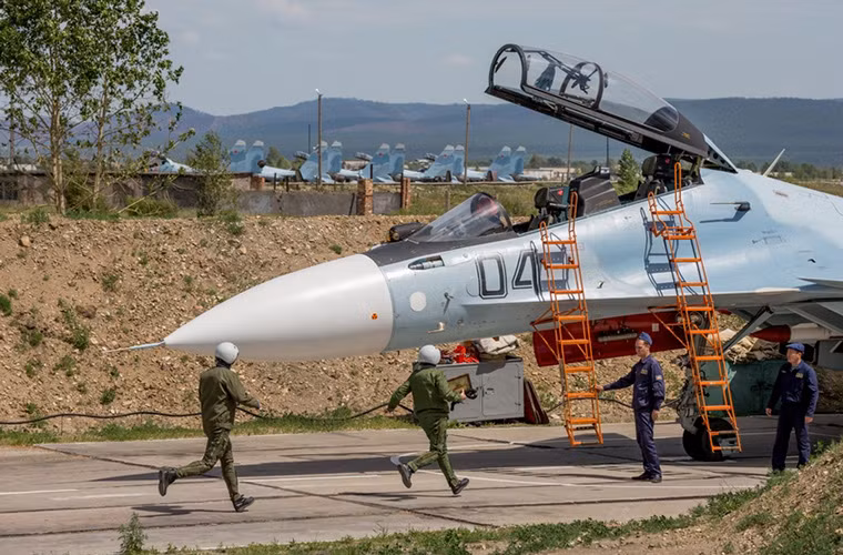 Mỗi chiếc Su-30 đều luôn được đặt trong trạng thái sẵn sàng chiến đấu với một đội nhân viên hỗ trợ kỹ thuật dành riêng cho mỗi chiếc.