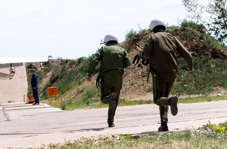 Khi còi báo động vang lên, tất cả phi công trực chiến ở phi đội Su-30 đều phải chuyển sang trạng thái sẵn sàng chiến đấu.