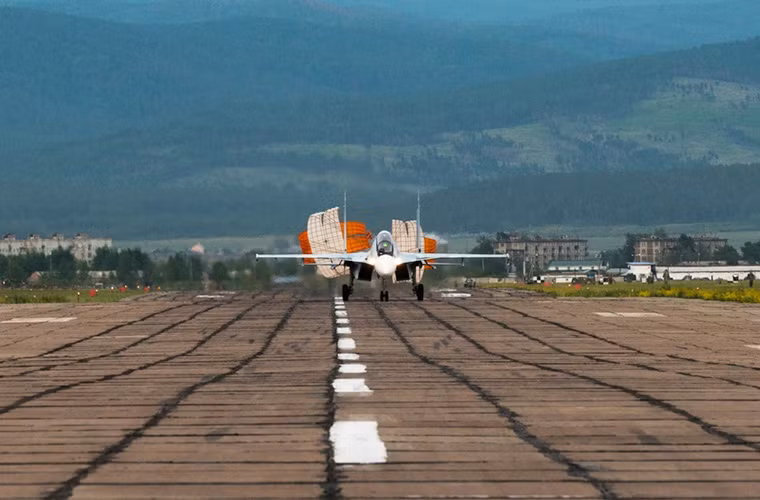 Một chiếc Su-30SM hạ cạnh sau một buổi huấn luyện.