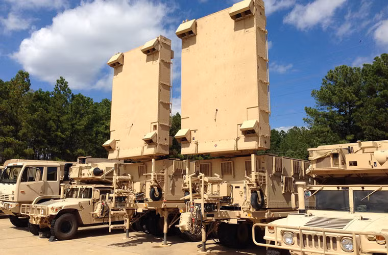 Hệ thống radar AN/TPQ-53 được lắp trên 2 xe tải chiến thuật FMTV loại 5 tấn (xe số 1 mang radar và máy phát điện chính; xe số 2 bố trí trung tâm điều khiển và máy phát điện dự phòng), tổ vận hành gồm 4 người, chi phí mỗi hệ thống khoảng 11-12 triệu USD.