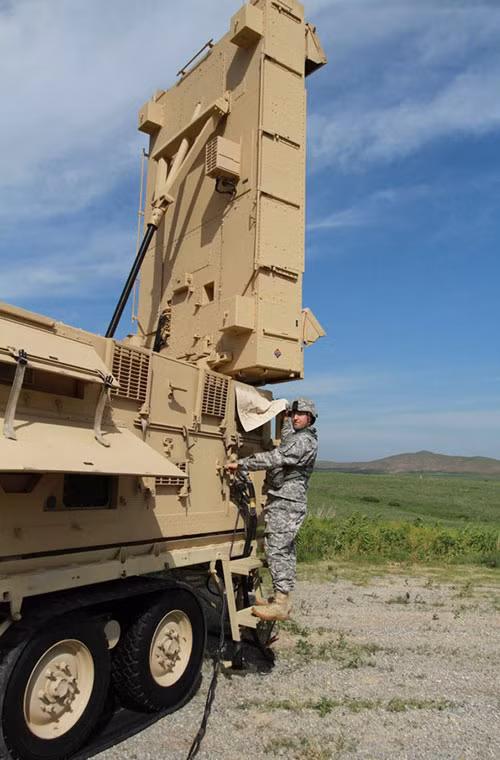 AN/TPQ-53 có thể được triển khai nhanh chóng, tự động điều chỉnh và điều khiển từ xa bằng máy tính xách tay hoặc xe chỉ huy trang bị hoàn chỉnh. AN/TPQ-53 có khả năng bao phủ 360 độ, bán kính trinh sát từ 0,5 – 60km. Loại radar này từng theo quân đội Mỹ đến tác chiến tại Iraq và Afghanistan.