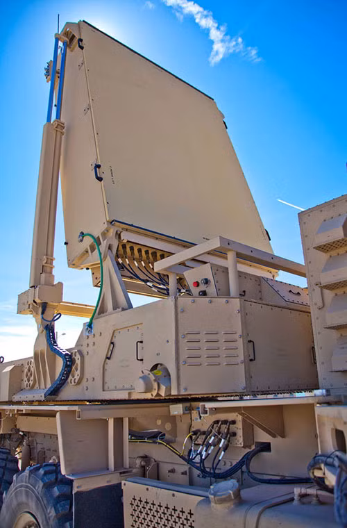 Loại radar AN/TPQ-53 sẽ thay thế radar AN/TPQ-36 (được triển khai trên 3 xe Hummer, băng tần X, bán kính tìm tối đa 24km, tổ vận hành 6 người) và radar AN/TPQ-37 (được triển khai trên 2 xe FMTV, 2 xe Hummer, bằng tần S, bán kính tìm tối đa 50km, tổ vận hành 13 người).