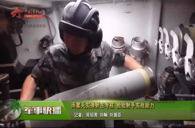 Dù chương trình phát triển Type 89 khá thành công và khiến giới tướng lĩnh Bắc Kinh hài lòng nhưng giai đoạn Type 89 được đưa vào trang bị lại là thời điểm Chiến tranh Lạnh kết thúc. Và dĩ nhiên nó cũng giống như hàng ngàn trang thiết bị quân sự khác của Trung Quốc đánh mất vai trò của mình "chỉ trong một đêm". Trong ảnh là binh sĩ thuộc kíp chiến đấu của một chiếc Type 89 chuẩn bị đạn pháo 120mm cho lượt bắn đầu tiên.