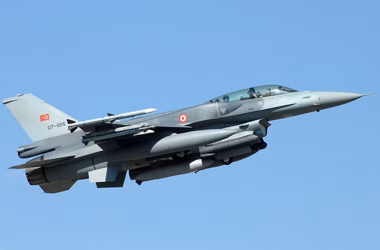 Đứng đầu trong danh vũ khí Thổ Nhĩ Kỳ nguy hiểm nhất là tiêm kích đa năng F-16 – “tác giả” vụ bắn rơi máy bay ném bom Su-24 Nga. Hiện, Thổ Nhĩ Kỳ sở hữu khoảng 250 chiếc F-16C/D nhập khẩu từ Mỹ những năm 1980. Đây là loại tiêm kích chủ lực hiện đại nhất của nước này.