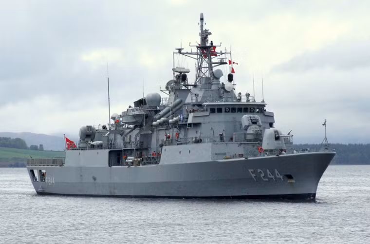 Trong ảnh là tàu hộ vệ hiện đại lớp Barbaros do Đức thiết kế nhưng được phối hợp chế tạo tại nhà máy ở Thổ Nhĩ Kỳ. Nó có lượng giãn nước toàn tải 3.350 tấn, trang bị tên lửa phòng không tầm trung ESSM, tên lửa chống hạm Harpoon, ngư lôi, trực thăng...