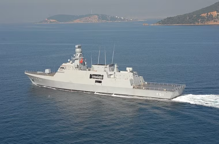 Trong ảnh là một trong những tàu chiến tàng hình mới và hiện đại nhất của Thổ Nhĩ Kỳ hiện nay – lớp Ada. Nó được thiết kế trên cơ sở mẫu tàu chiến đấu ven biển LCS Freedom của Mỹ. Lớp tàu này trang bị radar SMART-S Mk2 được đánh giá là bắt được cả máy bay tàng hình, hỏa lực có tên lửa phòng không tầm trung ESM, tên lửa chống hạm Harpoon và ngư lôi 324mm.