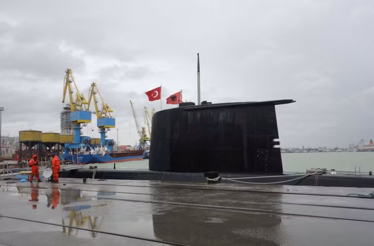 Ưu điểm của tàu ngầm Type 209 T2.1400 là được trang bị hệ thống đẩy không khí độc lập AIP cho khả năng hoạt động dưới mặt nước lâu hơn bình thường. Hỏa lực của lớp tàu ngầm này gồm tên lửa hành trình chống hạm Harppon, ngư lôi hạng nặng DM2A4. Trong trường hợp có xung đột, các tàu ngầm này là mối đe dọa lớn đối với tàu chiến Nga đang hoạt động tại Địa Trung Hải.