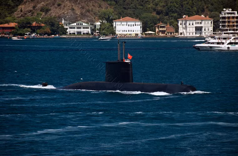 Tiếp theo là tàu ngầm Type 209 T2.1400 (Thổ Nhĩ Kỳ gọi là lớp Gur) do hãng HDW Đức phát triển theo đơn hàng của Hải quân Thổ Nhĩ Kỳ với hàng loạt các cải tiến. Hiện Thổ Nhĩ Kỳ có trong biên chế 4 chiếc T2.1400, ngoài ra còn có 4 chiếc Type 209 T1.1400 và 6 Type 209 1200 hệ cũ hơn.