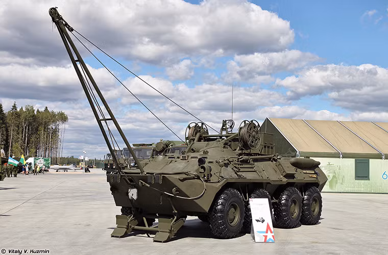 Nhiếp ảnh gia Vitaly Kuzmin gần đây đăng tải phóng sự ảnh mới nhất về trang bị xe công binh của Nga tại công viên Patriot. Trong ảnh là xe bọc thép cứu kéo Brem-K của Quân đội Nga, nó được phát triển dựa trên khung gầm của xe bọc thép chở quân BTR-80.