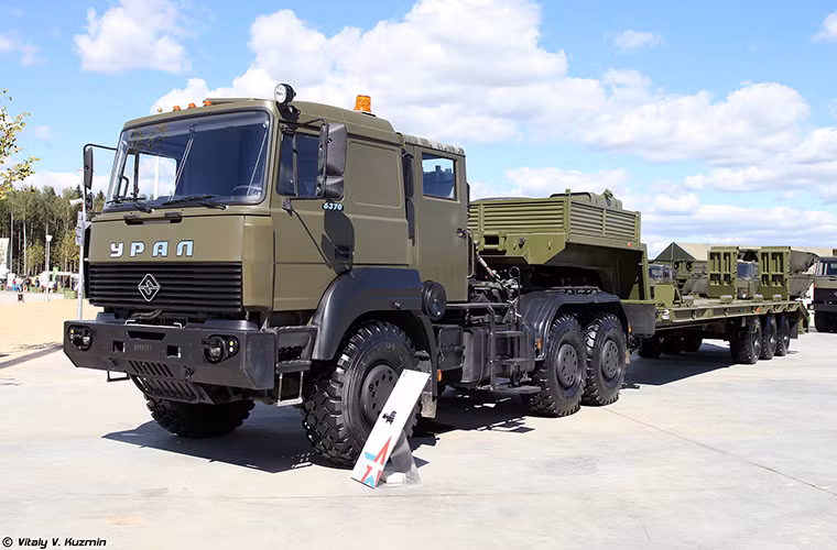 Trong ảnh là xe đầu kéo hạng nặng Ural-63.704 với tải trọng tối đa là 52 tấn, nó hoàn toàn có thể vận chuyển các loại xe tăng chiến đấu chủ lực nặng nhất của Nga hiện nay.