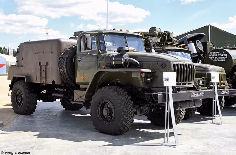 Xe tạo khói ngụy trang TDA-2U cũng trên khung gầm Ural-4320 của Công binh Nga.