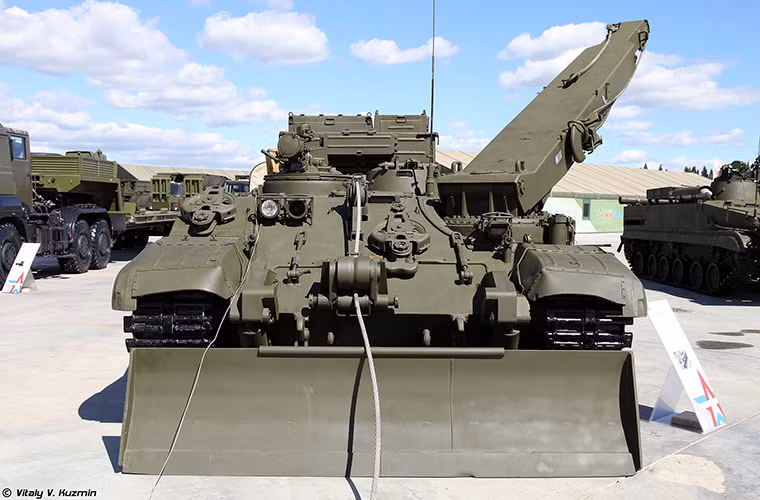 Và tất nhiên tại Patriot không thể không kể đến “lão tương” Brem-1 được Quân đội Liên Xô đưa vào trang bị từ năm 1984, nó là một trong những dòng xe bọc thép cứu kéo được phát triển dựa trên xe tăng chiến đấu chủ lực huyền thoại T-72.