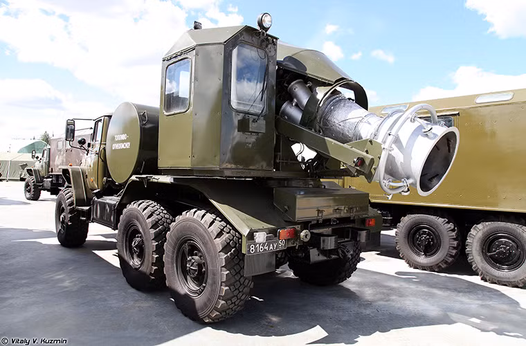 Hình ảnh chụp từ phía sau của mẫu xe công binh tiêu tẩy phòng độc TMS-65U, nó có kíp vận hành chỉ từ 2-3 binh sĩ và có khả năng khử trùng tẩy độc hầu hết các loại thiết bị quân sự của Quân đội Nga.