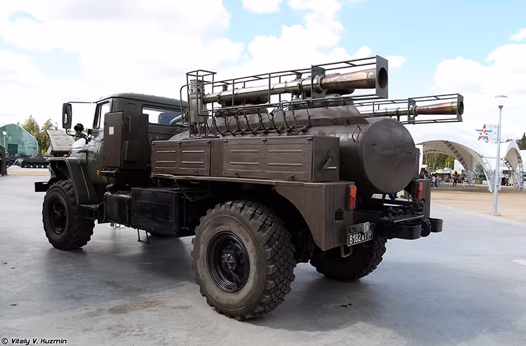 Trong ảnh là mẫu xe công binh ARS-14U, nó cũng là một trong những xe công binh tiêu tẩy phòng độc của Quân đội Nga nhưng có thiết kế nhỏ gọn hơn so với TMS-65U.