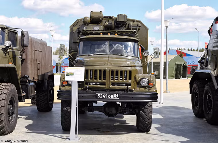 Phòng thí nghiệm phóng xạ di động AL-4M của Công binh Nga trên khung gầm ZIL 131.