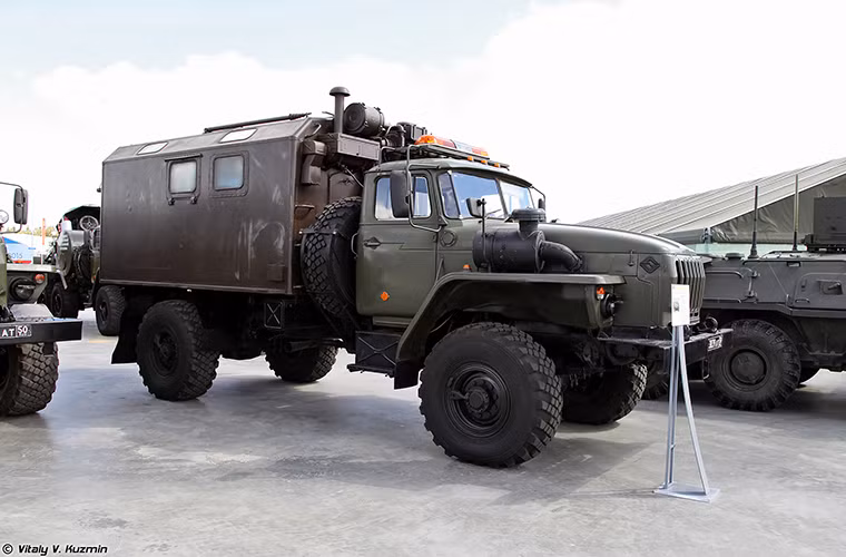 Trung tâm chỉ huy thông tin di động PPRC được đặt trên khung gầm xe tải đặc chủng Ural-4320.