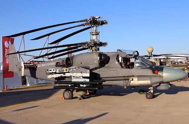 Trong ảnh là biến thể trực thăng tấn công trên hạm Ka-52K được trưng bày tại triển lãm MAKS-2015.