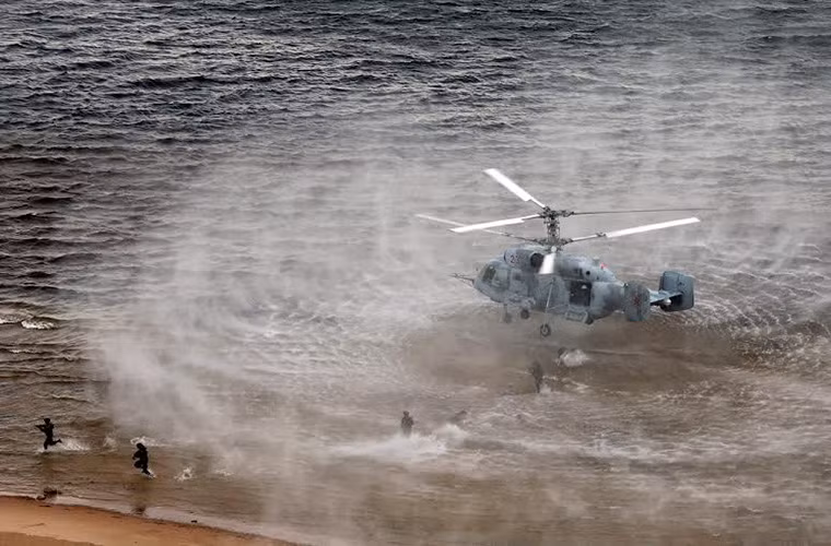 Trong ảnh trực thăng vận tải đa năng Ka-29 của Hải quân Nga hổ trợ lực lượng lính thủy đánh bộ tham gia hoạt động huấn luyện đổ bộ đường biển.