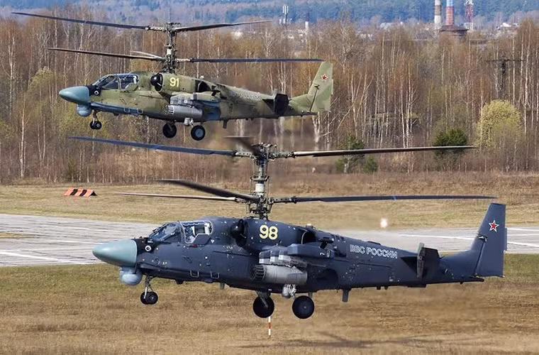 Bộ đôi trực thăng tấn công Ka-52 trong một buổi huấn luyện của Không quân Nga.