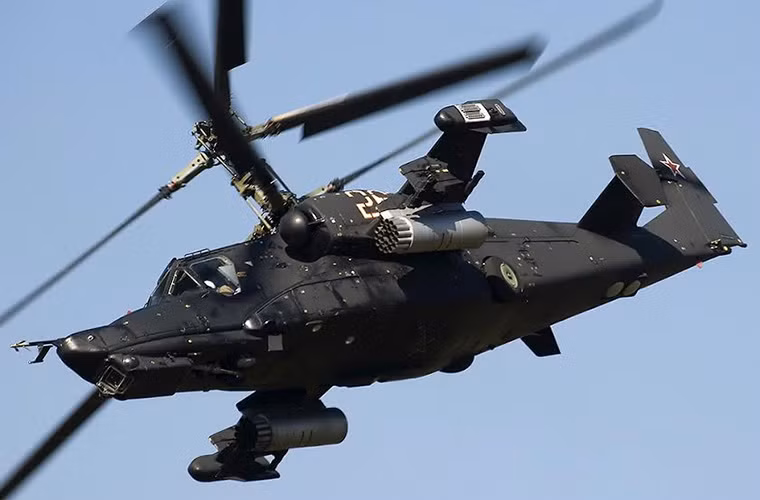 Có một điều đặc biệt, Ka-27 là mẫu trực thăng cuối cùng có sự tham gia trực tiếp của Nikolay Ilyich Kamov trong quá trình thiết kế (ông qua đời tháng 11/1973). Trong ảnh là mẫu trực thăng tấn công Ka-50 “Cá mập đen” do Cục thiết kế Kamov phát triển vào đầu những năm 1980.