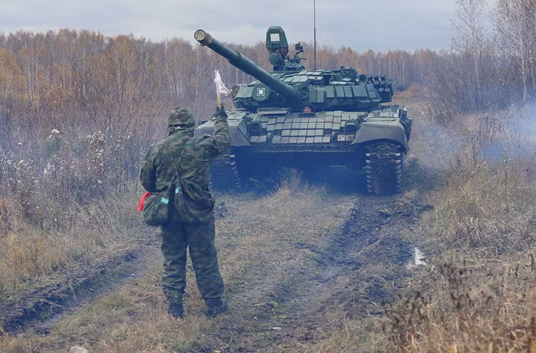 Chiếc T-72 tiến vào khu vực thử nghiệm.