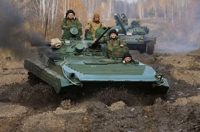 Trong ảnh là một chiếc BMP-2 di chuyển trong địa hình thử nghiệm nhằm kiểm tra hoạt động của xe sau khi được đại tu.