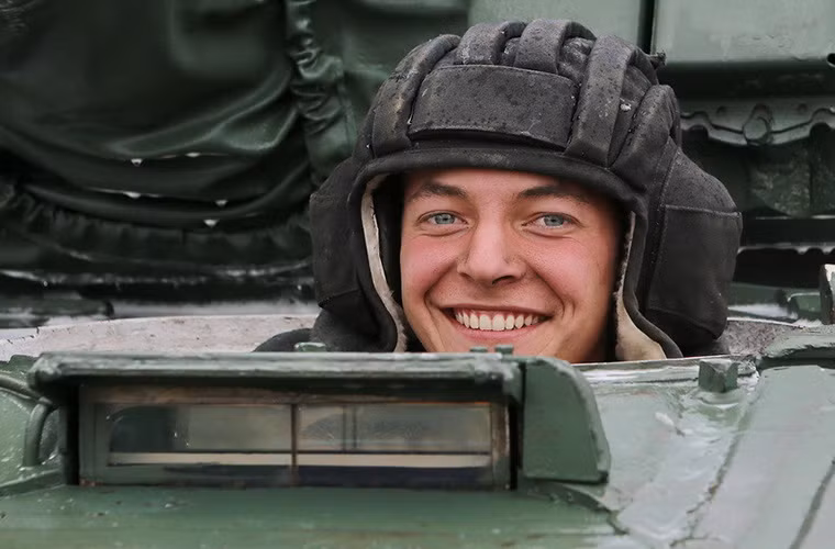 Nụ cười của kíp lái xe tăng T-72 sau khi kết thúc quá trình thử nghiệm.