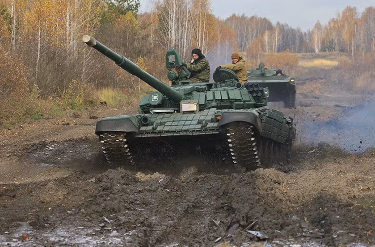 Nối đuôi theo sau nó là một chiếc xe tăng T-72.