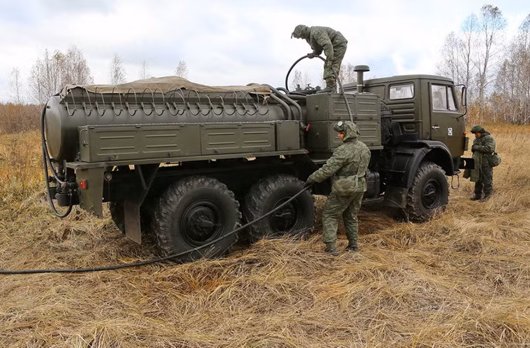 Tiếp theo sau đó những chiếc T-72 hay BMP-2 sẽ được kiểm tra khả năng chống đóng băng của lớp sơn mới bằng một loại dung dịch đặc biệt.