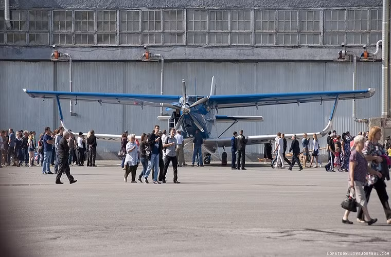 Nhìn vào bức ảnh này không ai có thể nghĩ rằng đây là một chiếc máy bay cánh quạt An-2 được Liên Xô chế tạo từ cuối những năm 1940 vừa được nhà máy Chkalov nâng cấp.