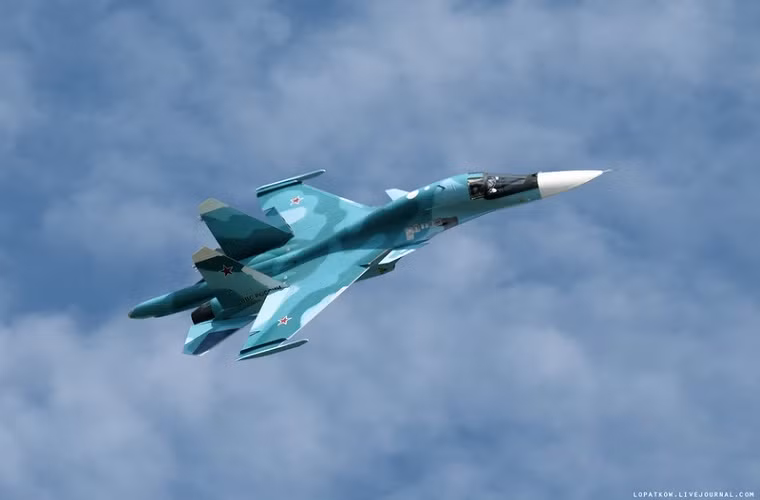 Cận cảnh một chiếc Su-34 nhào lộn trên không.