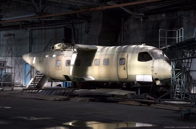 Phần thân của một chiếc An-38 trong một góc nhà xưởng, hiện tại dây chuyền sản xuất An-38 tại Chkalov đã ngừng hoạt động.