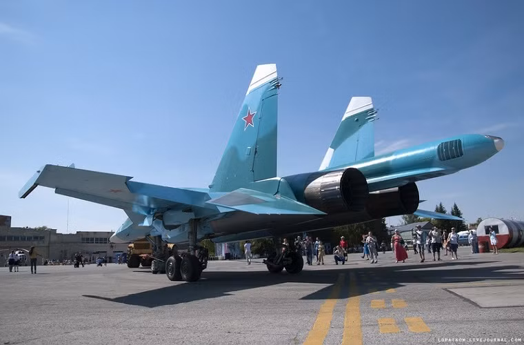 Chiếc Su-34 được kéo về lại nhà kho máy bay sau khi kết thúc buổi biểu diễn.