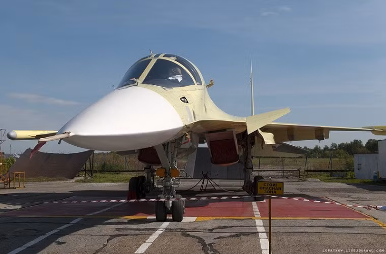 Bắt đầu từ năm 2005, Bộ Quốc phòng Nga bắt đầu đặt hàng số lượng lớn Su-34 từ Sukhoi. Và nhà máy Chkalov là một trong những nơi chịu trách nhiệm chính sản xuất dòng máy bay ném bom này.