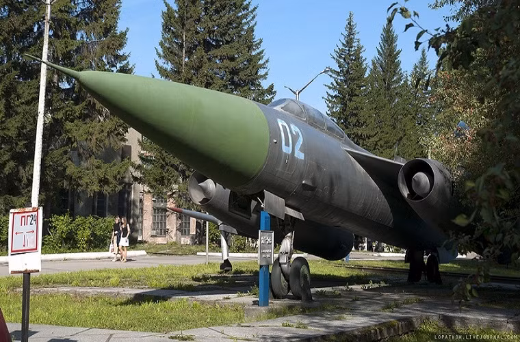 Đây là một trong những nhà máy chế tạo máy bay chiến đấu lớn nhất của Nga và được thành lập từ năm 1931. Trong Chiến tranh Thế giới thứ 2 đây là nơi chuyên sản xuất các dòng máy bay chiến đấu I-16, Yak-3, Yak-7, Yak-9 cho Không quân Liên Xô với sản lượng trung bình lên tới 33 chiếc mỗi ngày. Và sau chiến tranh là các dòng máy bay chiến đấu phản lực như Mig-15, Mig-17, Mig-19, Yak-28.