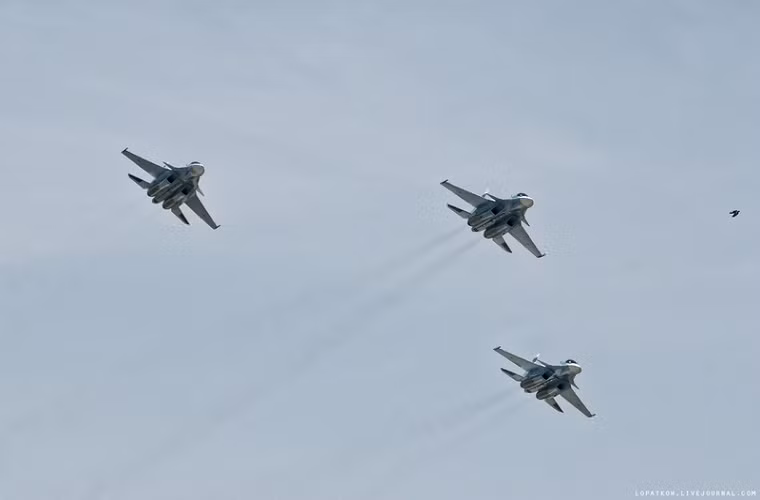 Phi đội Su-34 của nhà máy Chkalov biểu diễn cho khách tham quan nhân dịp đặc biệt này.