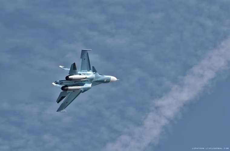 Những chiếc Su-34 với nước sơn mới cứng bay lượn trên bầu trời Novosibirsk.