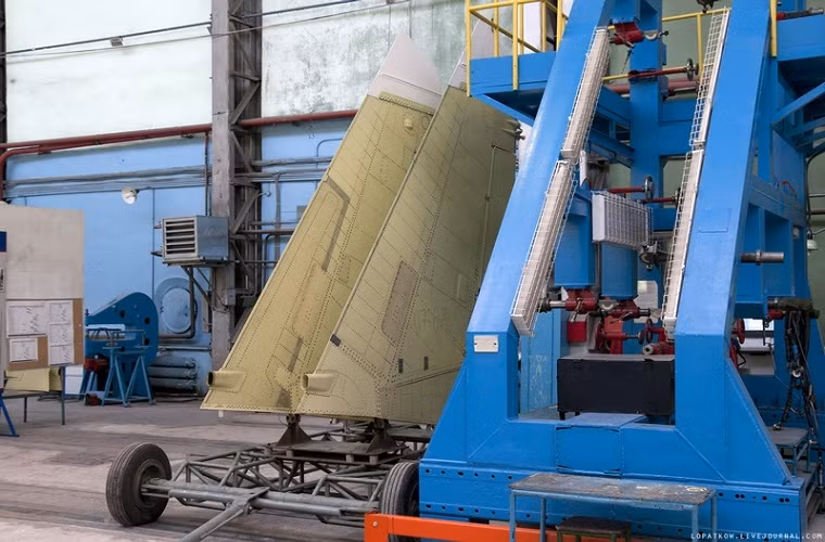 Nhà máy này cũng là nơi sản xuất những chiếc Sukhoi Su-24 và cũng là nơi Sukhoi sản xuất máy bay ném bom Su-34 hiện đại nhất của Không quân Nga.