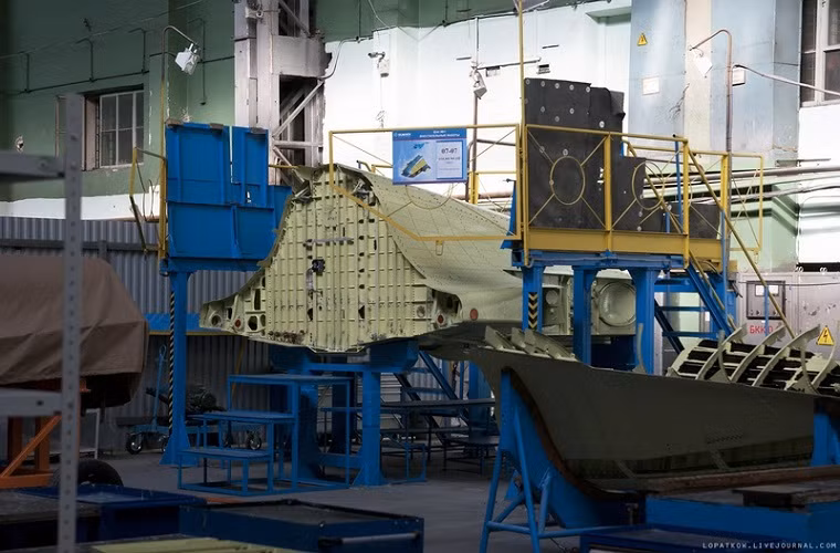 Từ sau khi Liên Xô sụp đổ, nhà máy chế tạo máy bay Chkalov cũng bắt đầu sản xuất thêm một số dòng máy bay chở khách thương mại cỡ nhỏ điển hình như An-38. Trong ảnh là phần thân của đang được hoàn thiện của một chiếc Su-34.