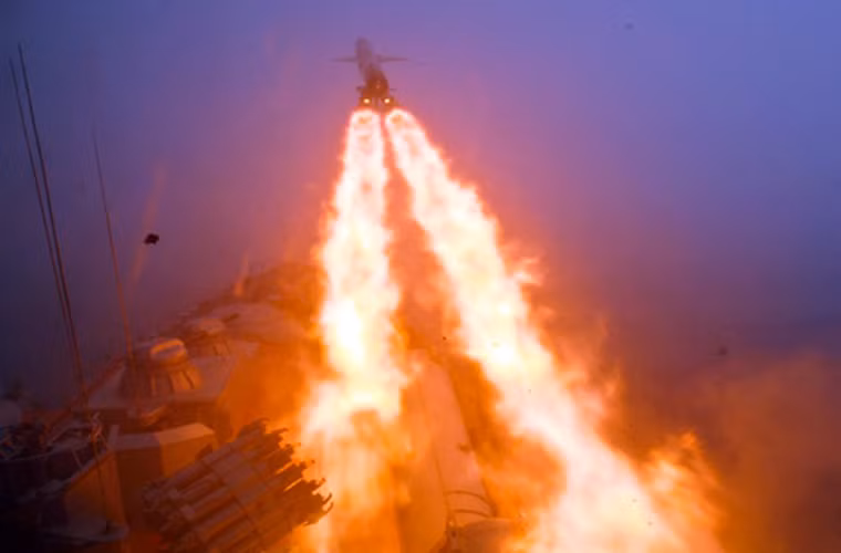 Thứ 5, con tàu chính thức được đặt cái tên Moskva này vào tháng 4/2000 và cũng thời gian đó nó trở thành kỳ hạm của Hạm đội Biển Đen thay cho tàu Đô đốc Golovko.