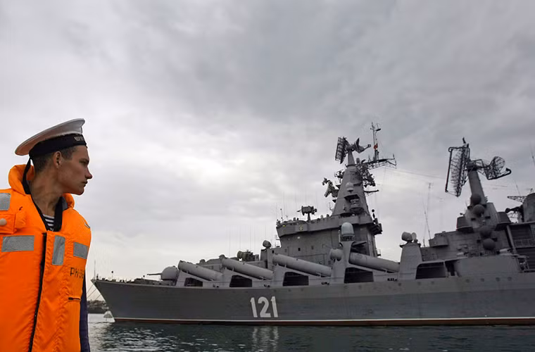 Thứ 7, dù mang theo kho vũ khí đồ sộ nhưng tuần dương hạm Moskva vẫn được thiết kế để mang theo một trực thăng chống ngầm Ka-25 hoặc Ka-27.